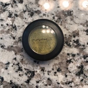 MAC Veluxe Pearl Eyeshadow